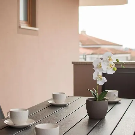 Neue In Mit Terrasse By Interhome Daire *