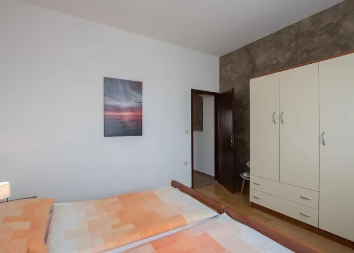 Neue In Mit Terrasse By Interhome Apartman